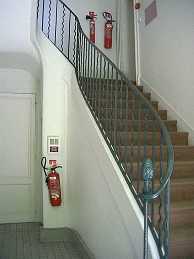 Escalier secondaire dans l'aile nord vu depuis le rez-de-chaussée.