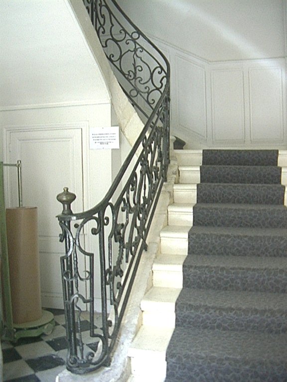 Rez-de-chaussée, escalier principal dans l'aile nord.