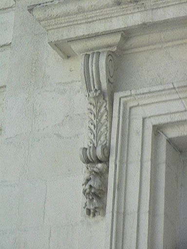 Elévation sur cour, détail d'une porte, console soutenant la corniche.