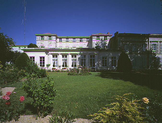 Elévation ouest sur le jardin.