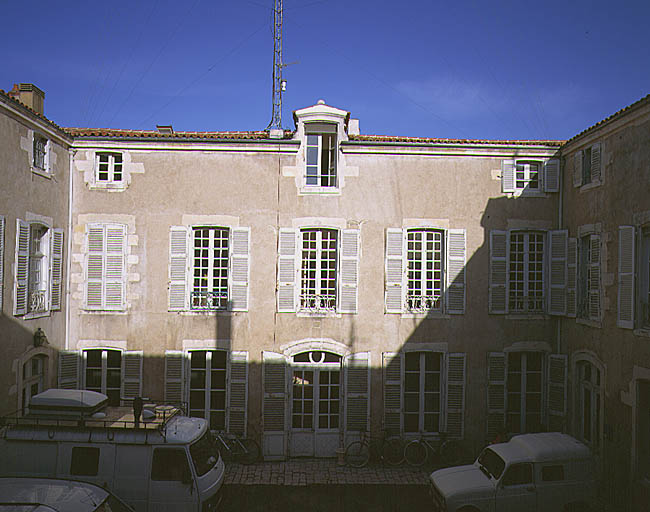 Corps de bâtiment principal, élévation est sur cour.