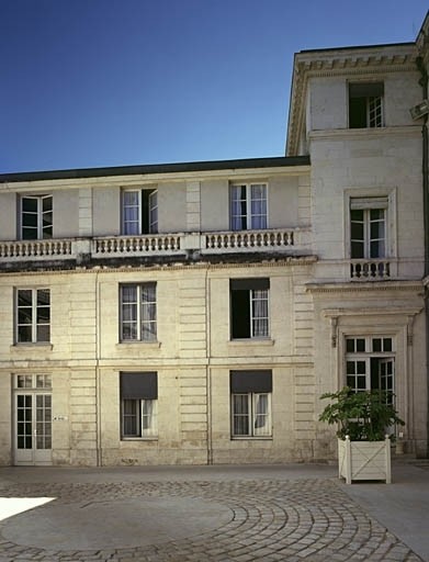 Aile sud, élévation sur cour.