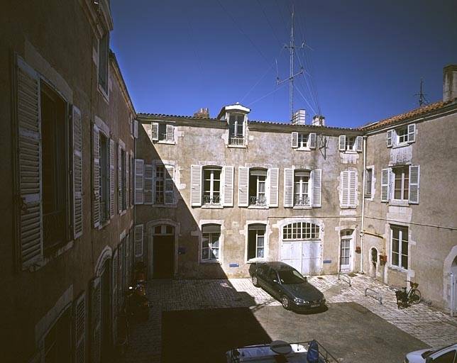 Aile nord, élévation sur cour.