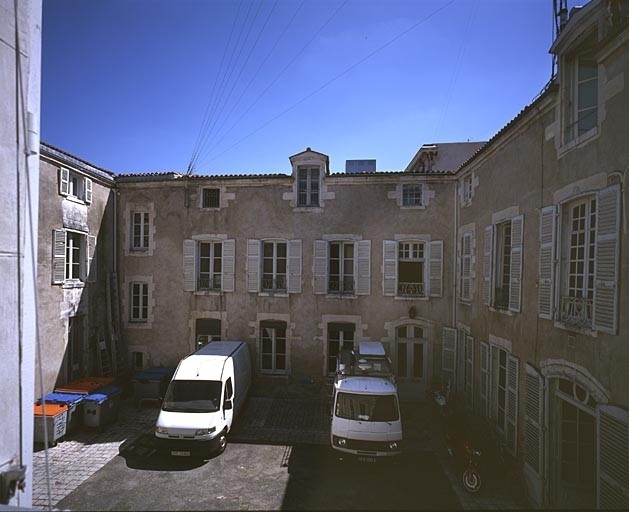 Aile sud, élévation sur cour.