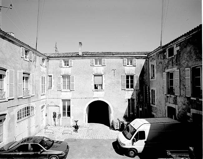 Corps de bâtiment est, élévation ouest sur cour.