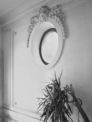 Intérieur, entrée dans l'angle sud-ouest, ouverture dans le mur ouest.