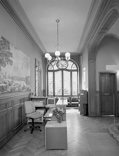 Rez-de-chaussée, hall transversal vu vers l'ouest.