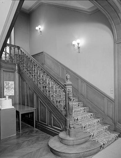 Rez-de-chaussée, escalier au nord vu depuis le hall.