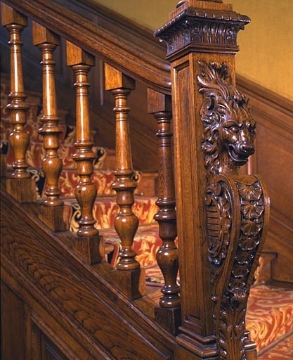 Rez-de-chaussée, escalier, détail de la partie inférieure de la rampe.