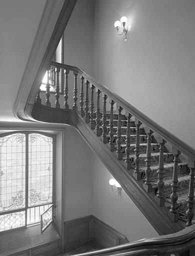 Premier étage, escalier vu depuis le sud.