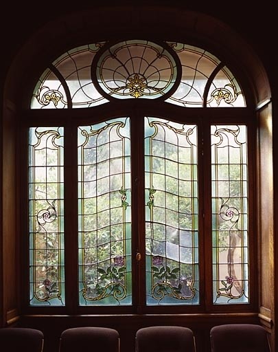Rez-de-chaussée, hall transversal, fenêtre à l'ouest.