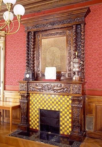 Rez-de-chaussée, salon au sud-est, cheminée.