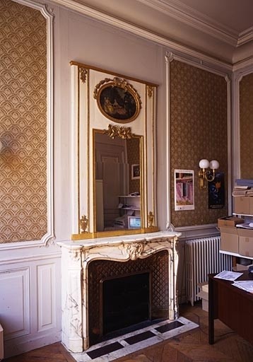 Etage, pièce sud, cheminée.