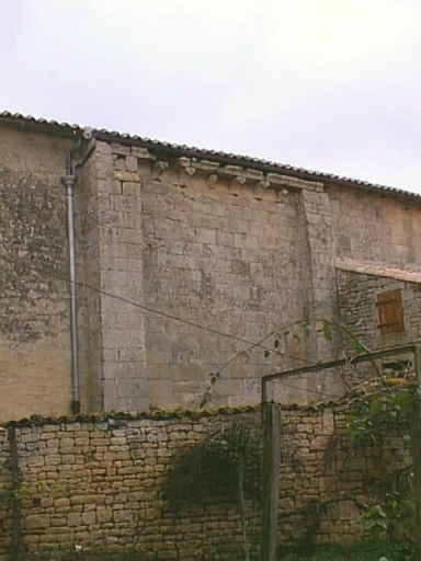 Eglise, élévation sud, partie du mur non reconstruite.