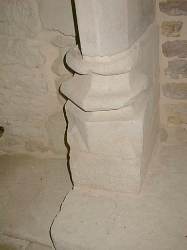 Logis de la métairie noble, premier étage, pièce donnant sur l'est, cheminée non engagée, détail du jambage de gauche, moulures du pied.