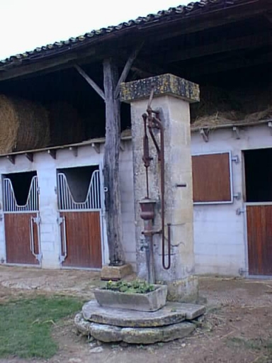 Métairie noble, pompe à eau devant le hangar situé au sud.