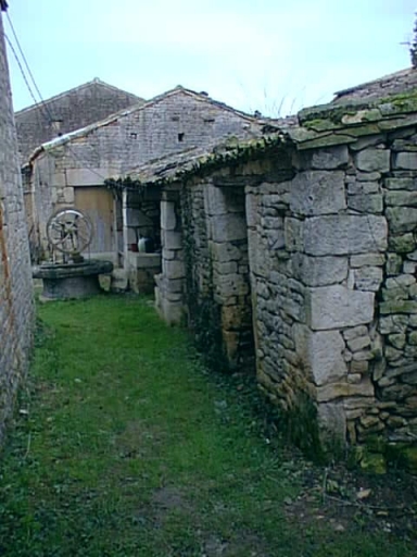 Métairie du prieuré, puits et dépendances, vue depuis le nord.