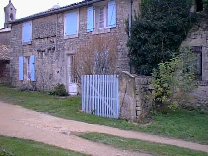 Logis de la métairie du prieuré, élévation sud-ouest, vue depuis le sud-est.