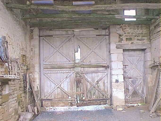 Elévation ouest, revers des portes cochère et piétonne à renfort en croix de Saint-André et cloux à pointe de diamant.