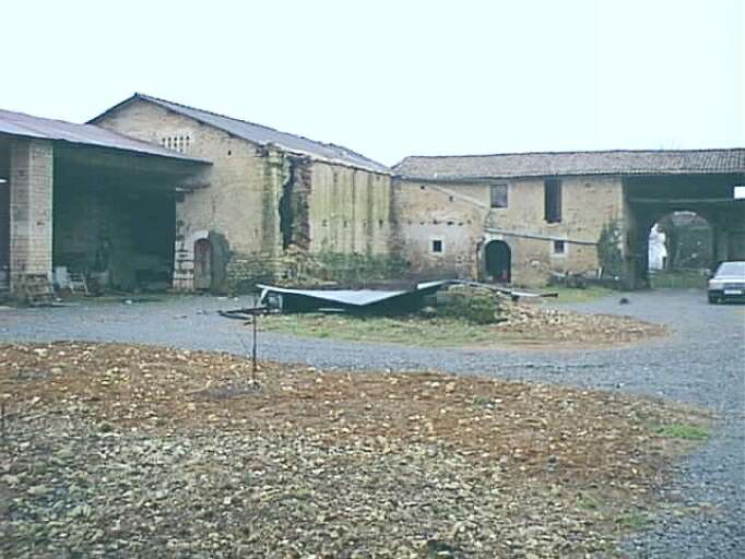 Elévations sud et ouest des dépendances sur cour, vue prise du nord est.