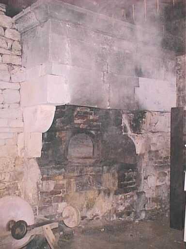 Dépendance sud sur cour, avec cheminée monumentale à l'est dans laquelle un four a été construit.