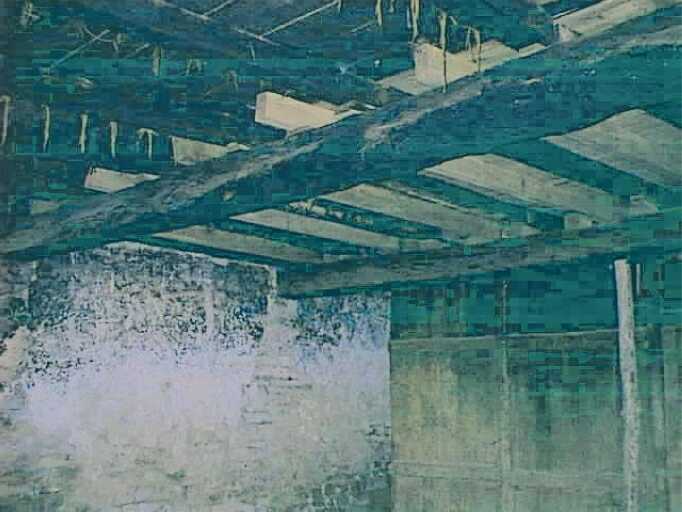 Dépendance sud sur cour, fournil dans cheminée monumentale sur mur est, vue des poutres maîtresses de cette pièce.