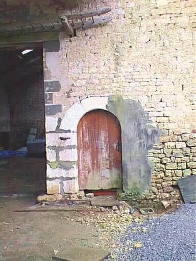Dépendances sud sur cour, grange, élévation est, détail d'une porte.