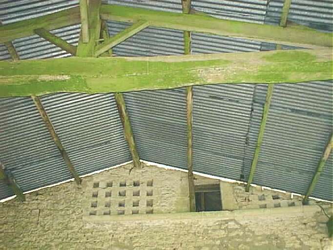 Dépendances sud sur cour, grange, élévation est, détail des trous de boulin.