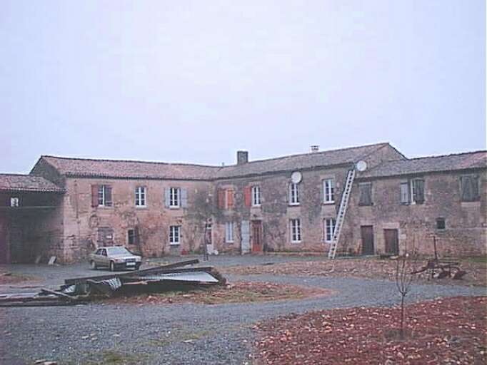 Logis, élévations sud et ouest sur cour.