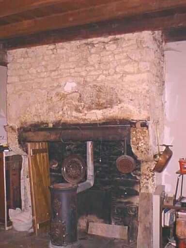 Logis, intérieur, cuisine au nord-ouest, cheminée sur le mur ouest.