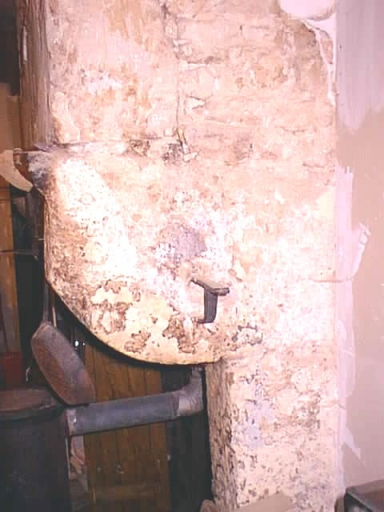 Logis, intérieur, cuisine au nord-ouest, cheminée sur le mur ouest, détail du profil.