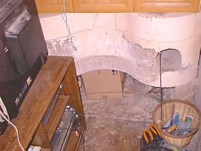 Logis, intérieur, cuisine au nord-ouest, potager à l'angle des murs nord et ouest.