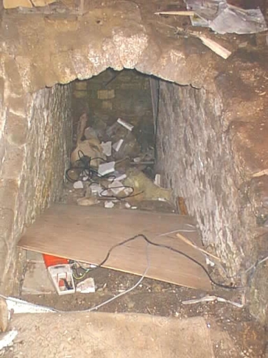 Bâtiment à droite du logis, intérieur, escalier en pierre d'accès à la cave voûtée.