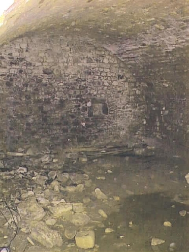 Bâtiment à droite du logis, intérieur, cave voûtée, vue depuis le bas de l'escalier.