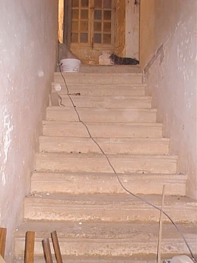 Logis, intérieur, escalier en pierre de douze marches donnant accès à l'étage.