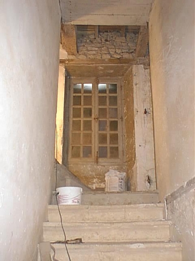 Logis, intérieur, baie en haut de l'escalier sur le mur nord.