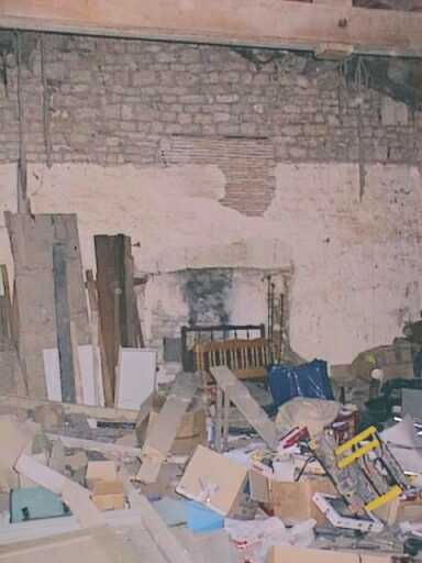 Bâtiment à droite du logis, pièce au-dessus de la cave, vestiges d'une cheminée disparue.