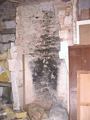 Bâtiment à droite du logis, pièce au-dessus de la cave, vestiges d'une cheminée disparue pouvant dater du début du 19e siècle.