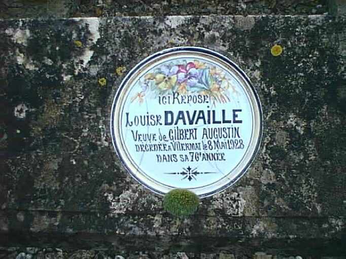 Ensemble de deux tombes en bâtière sur pied, réemployées (?), entouré d'une clôture métallique, détail de la seconde plaque en porcelaine.