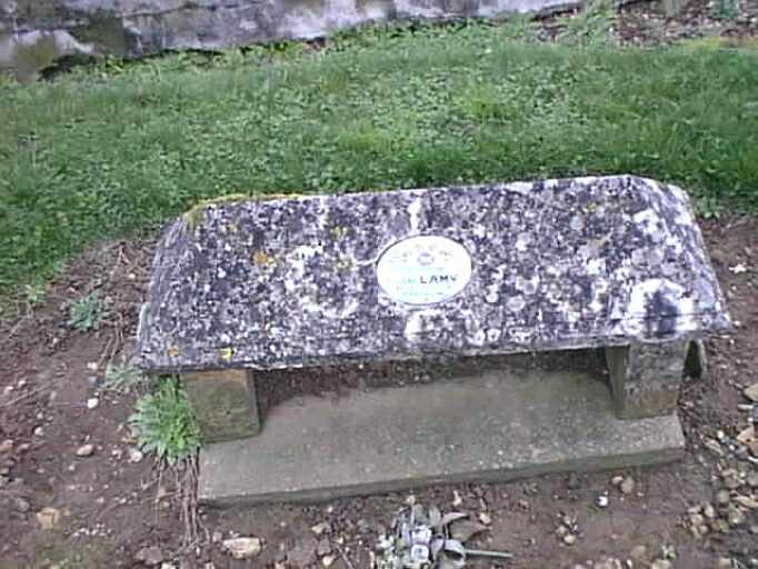 Quatrième rangée de droite, tombeau en bâtière d'Eugène Lamy, mort à l'âge de trois mois.
