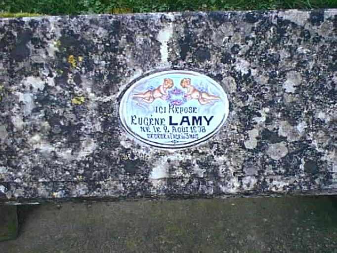 Quatrième rangée de droite, tombeau en bâtière d'Eugène Lamy, mort à l'âge de trois mois, détail de la plaque en porcelaine.