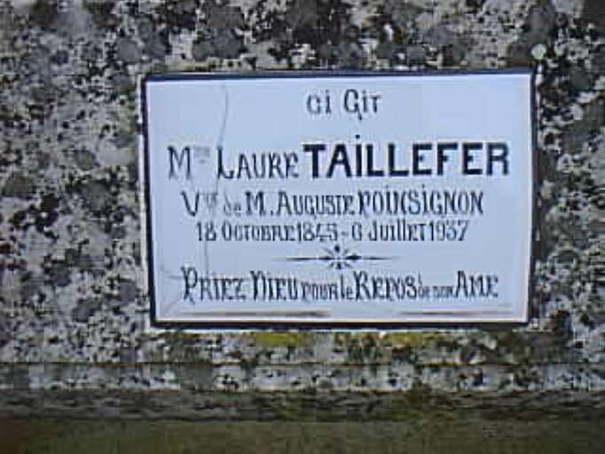 Dixième rangée de droite, série de tombeaux de la famille Poinsignon-Taillefer (du logis de Fontiville), détail de la plaque de Laure Taillefer.