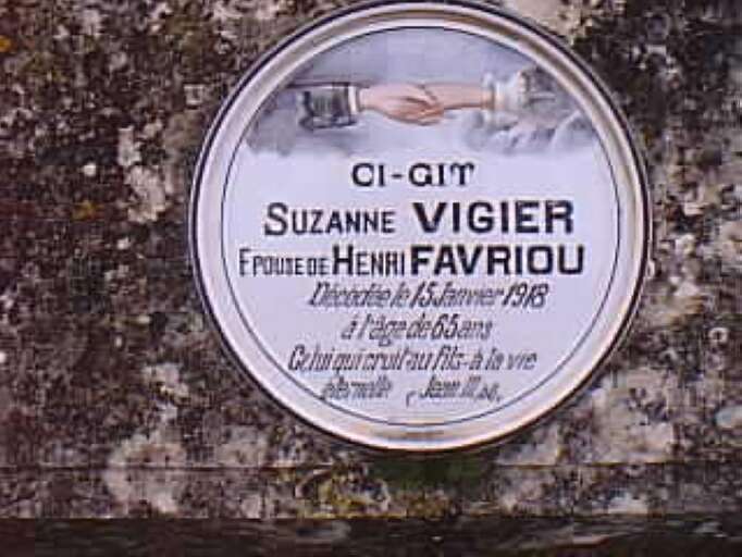 Tombeau en bâtière, détail de la plaque en porcelaine de 1918.