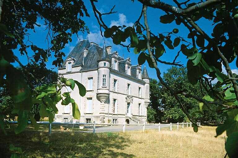 Façade principale et élévation latérale gauche.