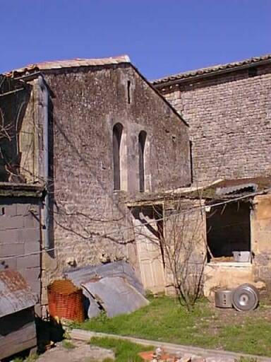 Elévation postérieure avec ses deux baies en plein cintre, pratiquées dans une dalle de pierre et rappelant les tables de la loi.