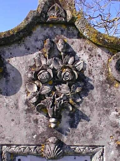 Tombeau d'Albert Lacroix, détail de la sculpture de la stèle.