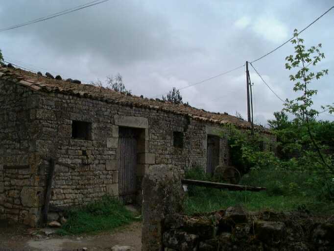 Les trois écuries, vue prise du sud-ouest.