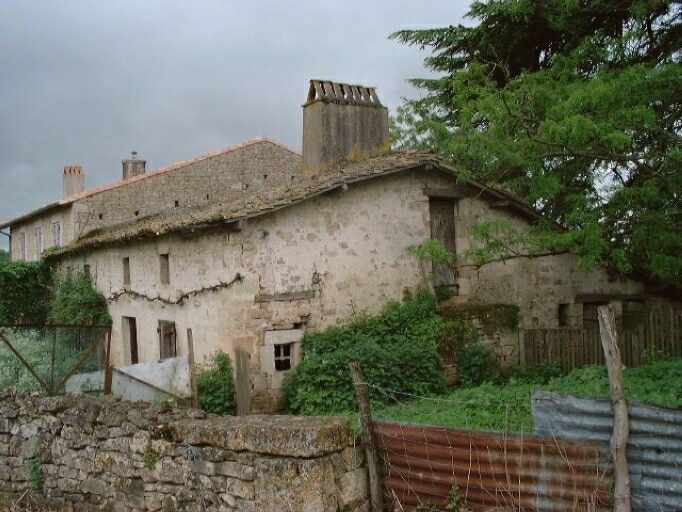Ancien logis, avec escalier en pierre extérieur donnant accès au comble, vue prise du nord-est.