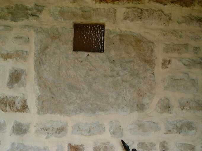 Moynard, ancien logis rénové, façade ouest, détail de la pierre de contrepoids de la pierre d'évier conservée, parcelle 1949 C1 84.