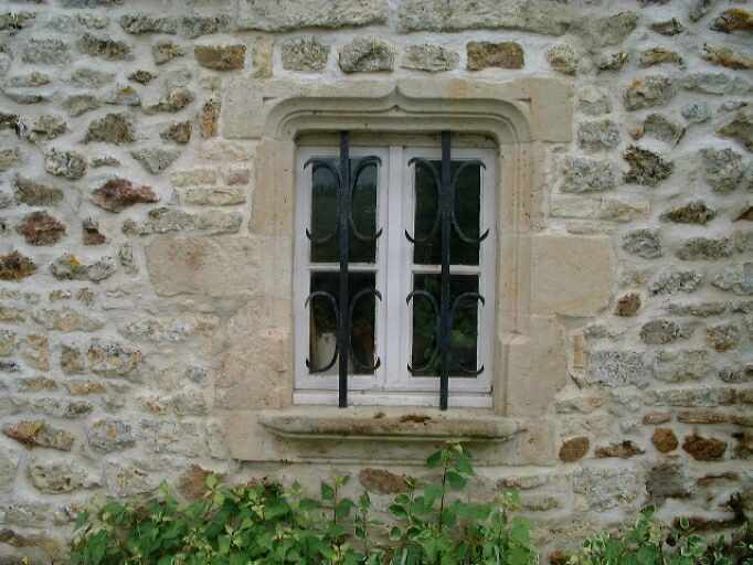 Eclopegenêt, bâtiment ne figurant pas sur l'ancien plan cadastral, petite baie à accolade remployé, parcelle 1817 A1 68 ; 1949 A3 475.